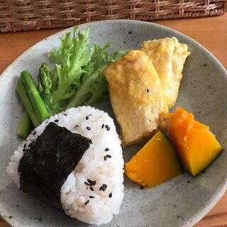 海苔巻き黒ごまおむすびの朝ごはんプレート